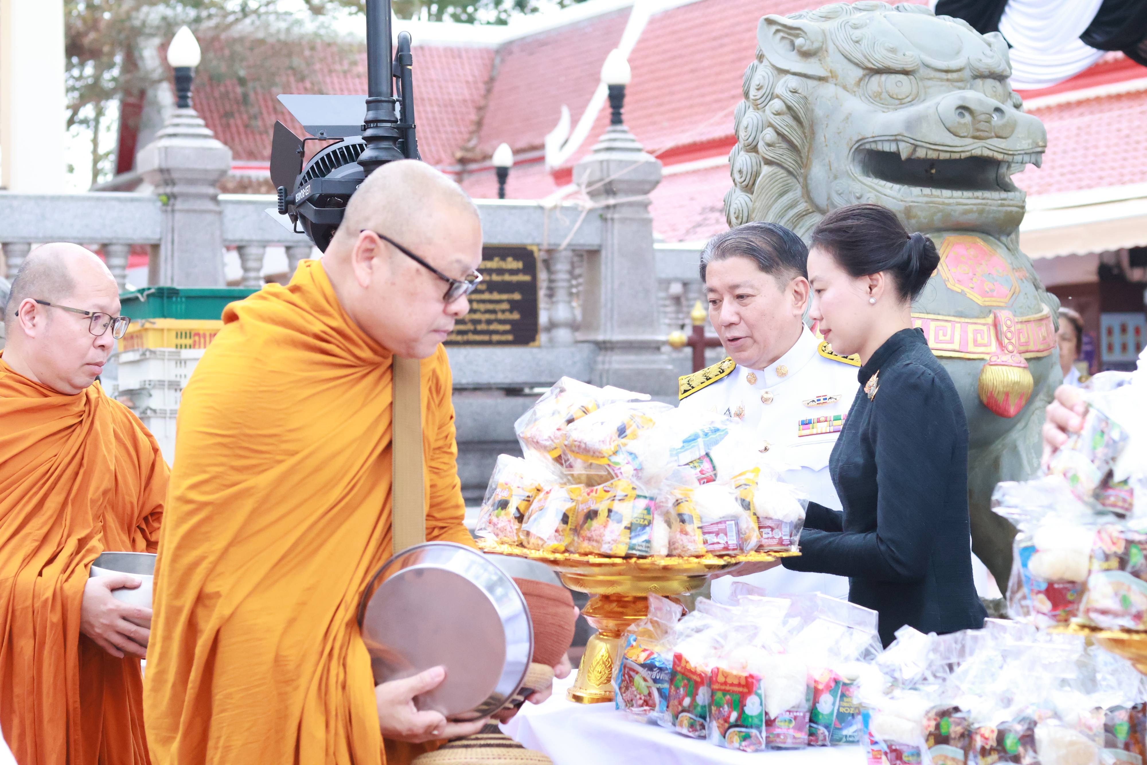 ผู้ว่าฯ จันทบุรี นำพสกนิกรทุกหมู่เหล่า ร่วมทำบุญตักบาตรบำเพ็ญกุศล "ปัญญาสมวาร" เนื่องในวาระครบ 50 วัน ถวายเป็นพระราชกุศลแด่สมเด็จพระพันปีหลวง