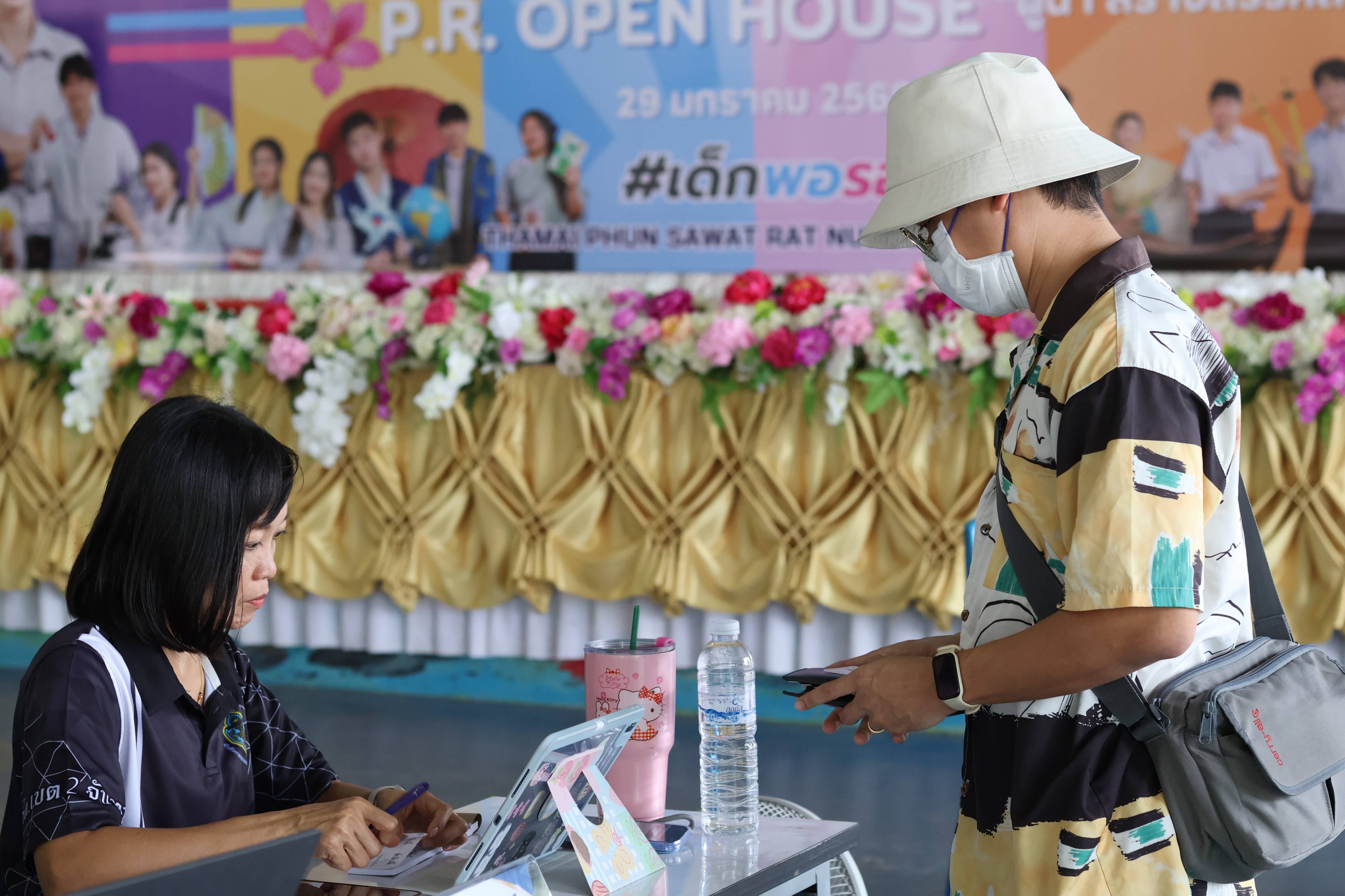 เกาะติดประชามติจันทบุรี: เขต 2 ท่าใหม่สุดคึกคัก ยอดใช้สิทธิทะลุ 50% ตั้งแต่ช่วงเช้า พร้อมแจงปมผู้มีสิทธิเข้าใจคลาดเคลื่อนเรื่องลงทะเบียนนอกเขต